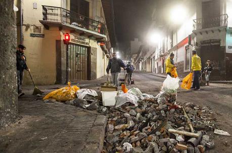 La limpieza en el Centro de Quito empezó la noche del miércoles 9 de octubre del 2019. Vecinos se sumaron.