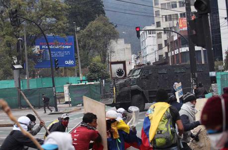 Los choques entre la Policía y manifestantes  tuvieron lugar al mediodía de este viernes 11 de octubre del 2019 en el sector de la Asamblea, en Quito. Foto: Julio Estrella / ÚN