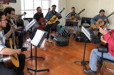 Él es parte y director del Ensamble de Guitarras de Quito.