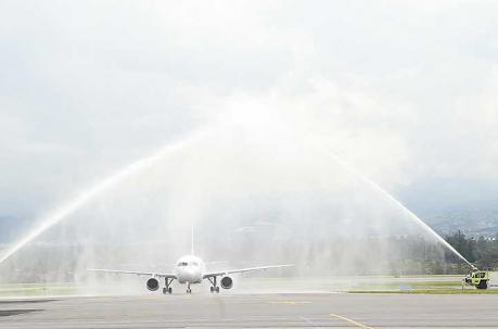 El ‘Príncipe de Copas’ fue recibido con los mayores honores (arco de agua) en el aeropuerto.