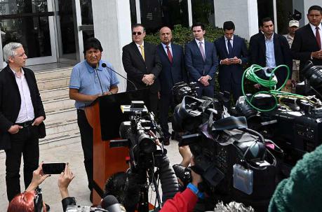 A su llegada a México, Evo Morales se dirigió a la prensa. Foto: AFP