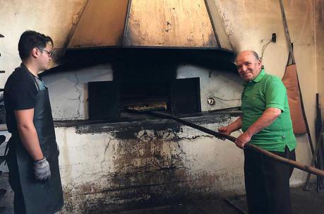 Luis Espín conserva dos hornos de leña. Foto: Ana Guerrero / ÚN