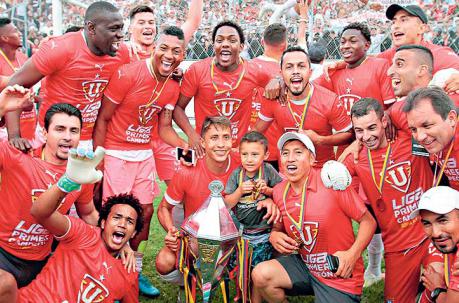 El festejo con el trofeo de campeón de la Copa Ecuador en el estadio Jocay de Manta. Foto: Mario Faustos / ÚN