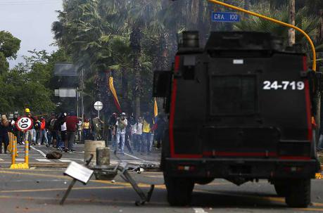 En Bogotá se reportaron algunos enfrentamientos entre manifestantes y la policía. Foto: EFE