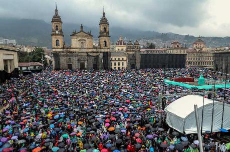 Miles de personas se congregaron en la Plaza de Bolívar, Bogotá, durante el paro nacional, el jueves 21 de noviembre del 2019. Foto: EFE