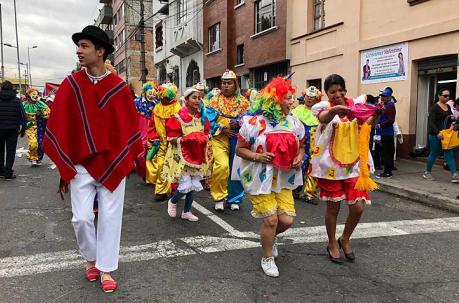 Los caseritos desfilaron con payasos y bailarinas. Foto: Ana Guerrero / ÚN