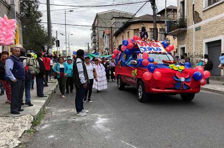 Caseritos de 41 mercados de Quito participaron en el desfile. Foto: Ana Guerrero / ÚN