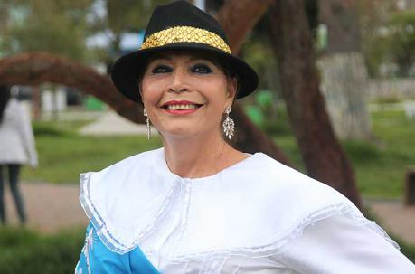 Elena Carrillo ama el baile y ayudar a los vecinos. Foto: ÚN