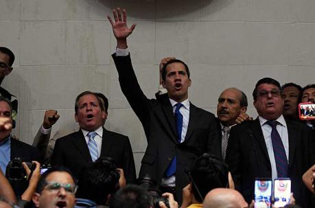 Guaidó consiguió entrar al Palacio Legislativo y se juramentó como presidente del Parlamento de Venezuela. Foto: AFP