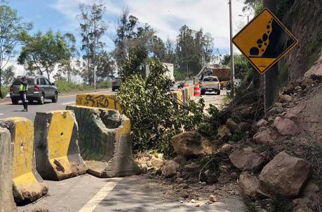 La roca cayó de un talud ubicado a 100 metros del puente de Guápulo de la avenida Simón Bolívar. Foto: Eduardo Terán / ÚN