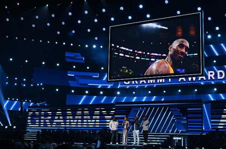 Dos números de apertura de los premios Grammy estuvieron dedicados a la estrella de Los Angeles Lakers. Foto: AFP