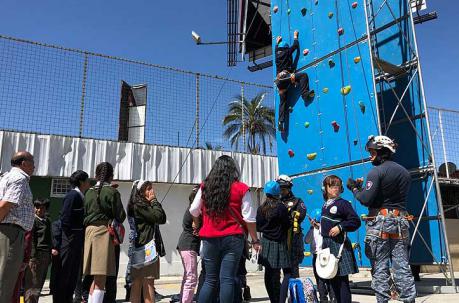 Una estructura para escalar se instaló en el patio del colegio, con las seguridades respectivas.