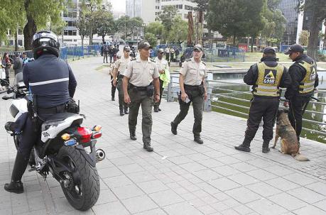 Efectivos de la Policía Nacional recorrieron la zona del parque La Alameda. Foto: Eduardo Terán / ÚN