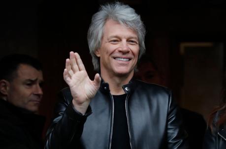 El cantante estadounidense Jon Bon Jovi hace un gesto mientras espera la llegada del príncipe Harry. Foto: AFP