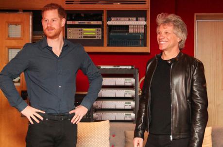 El príncipe Harry y Jon Bon Jovi en los estudios Abbey Road en Londres el 28 de febrero de 2020. Foto: AFP