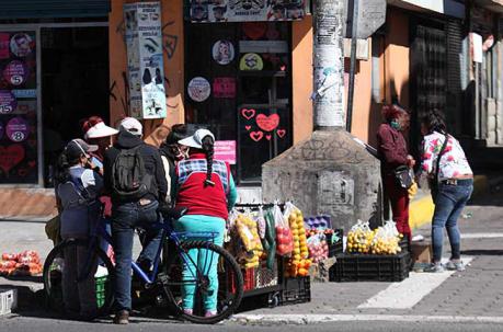 Vendedores autónomos ocuparon las aceras con sus diferentes productos. Foto: Julio Estrella / ÚN