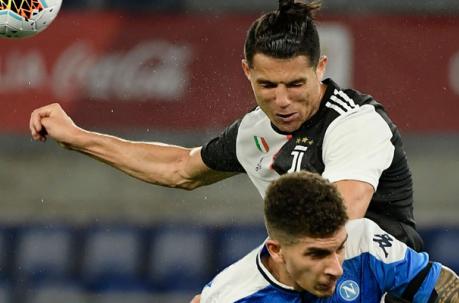 La estrella de la Juventus, Cristiano Ronaldo, busca el balón ante la marca del defensa Giovanni Di Lorenzo del Nápoli. Foto: AFP