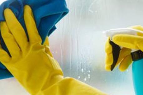 El detergente en agua es de gran ayuda al momento de limpiar los vidrios o ciertos tipos de espejos.