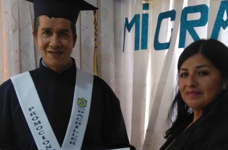 José Espinoza recibe su diploma.