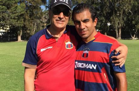 Con su padre y mentor Patricio Avilés, quien le impulsó a ser futbolista del Deportivo Quito.