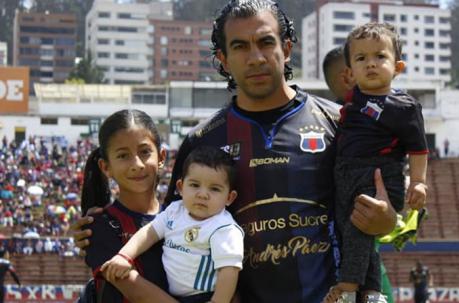 Con sus hija Martina (izquierda) y su hijo Emilio (en brazos) en el estadio Olímpico Atahualpa.