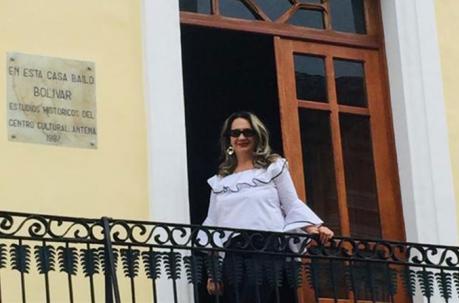 Una propietaria del inmueble. En la placa se lee: “En esta casa bailó Bolívar”. Foto: cortesía