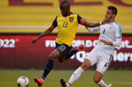 Enner Valencia, capitán de Ecuador, disputa un balón con Rodrigo Betancur de Uruguay. Foto: EFE