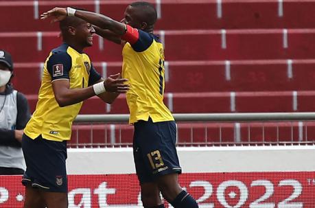 Michael Estrada y Énner Valencia celebran el segundo gol de Ecuador en la victoria ante los charrúas. Foto: EFE