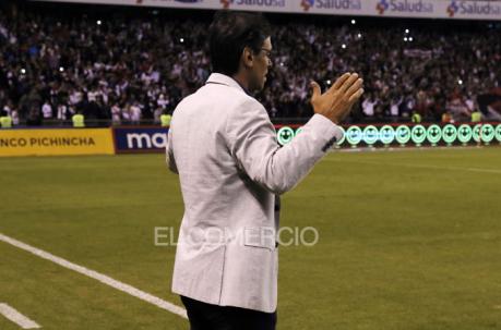 El argentino Fabián Bustos tiene 51 años. Como delantero se destacó en Deportivo Quito en el 2000 y 2001. Como DT fue campeón con Delfín en el 2019. Foto: ÚN