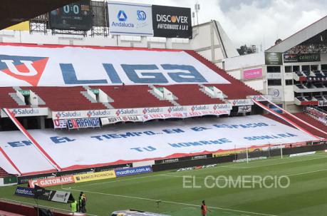 Hinchas de LDU tuvieron autorización para colocar banderas en varios sectores del estadio. Foto: Mauricio Bayas / ÚN