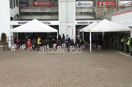 El ingreso al escenario es riguroso en el estadio de LDU, este 29 de diciembre del 2020. Foto: Mauricio Bayas / ÚN