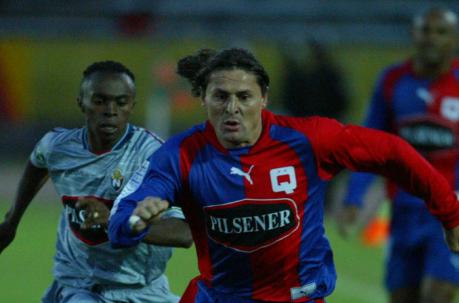 El Nacional y Deportivo Quito, dos clubes histórico de Ecuador, no jugarán la Serie A en el 2021. La imagen corresponde a un cotejo del 2004. Foto: Archivo / ÚN