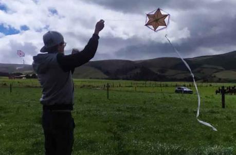 Los chicos de todas las edades aprenden no solamente a fabricar las cometas, también a volarlas. Foto: cortesía