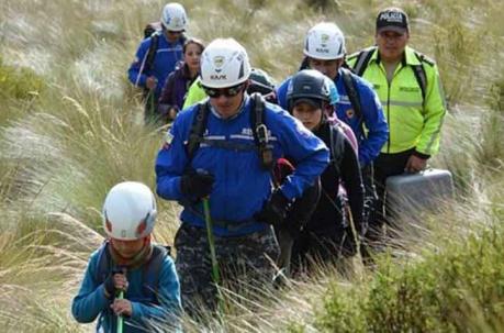 Los expertos instruyen a los participantes sobre los peligros de la montaña cuando no se la conoce. Foto: cortesía