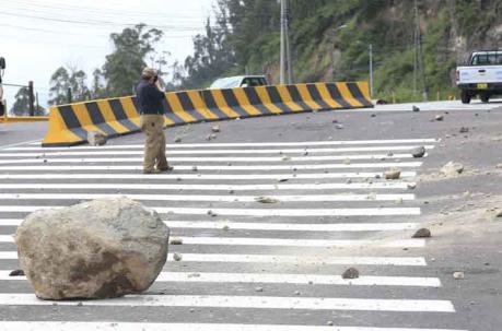 Varias piedras cayeron a la altura del peaje del túnel Guayasamín. Foto: Diego Pallero / ÚN