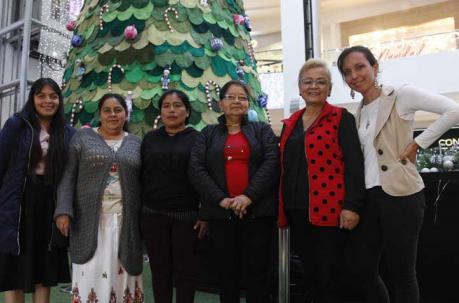 Unas 70 mujeres participaron en la creación del árbol tejido. Foto: Galo Paguay / ÚN