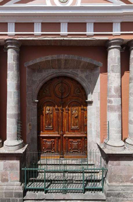 El convento de las catalinas está en la calle Espejo y Flores. Su puerta también es restaurada. Foto: Cortesía Municipio de Quito