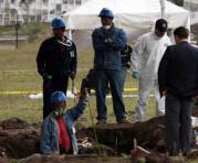 Empleados del cementerio El Bat&aacute;n, junto con peritos de Criminal&iacute;stica, excavaron ayer una de las fosas donde podr&iacute;an estar los cuerpos. Foto: E. Ter&aacute;n