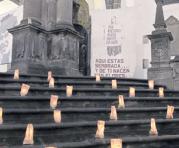 Las gradas de La Catedral se llenaron ayer de velas. Con ese acto se quiso recordar los 24 a&ntilde;os de la desaparici&oacute;n de los Restrepo. Foto: Galo Paguay&#47; UN