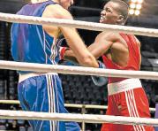 Carlos Mina (derecha) en su pelea ante el p&uacute;gil Sergey Novikov. Foto: Federaci&oacute;n Ecuatoriana de Boxeo