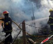 Un grupo de vecinos incendi&oacute; la casa del asesino tras conocer la noticia. Foto: INFOBAE AM&Eacute;RICA