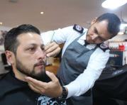 fotos: vicente costales/ ún La sesión empieza con la reducción de la barba con una máquina de afeitar.