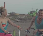 Shakira y Carlos Vives en el video 'La bicicleta'. Foto: Captura de pantalla