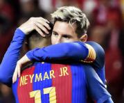 Lionel Messi (der.) y el brasileño Neymar, celebran el primer gol del equipo blaugrana durante el encuentro correspondiente a la jornada 11 de primera división, española. Foto: EFE