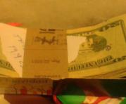 El dinero, dólares y euros, fueron encontrado en fundas de papel, cajones, bodegas y en los cielos rasos de las casas. Foto: @FiscaliaEcuador