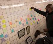 Neoyorquinos expresan en pequeños post-it pegados en las paredes del metro sus sentimientos tras el triunfo de Donald Trump. Foto: AFP