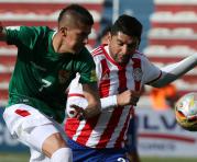 El jugador Juan Carlos Arce (izq.) de Bolivia disputa el balón con Néstor Ortigoza  de Paraguay en partido de eliminatorias a Rusia 2018. Foto: EFE