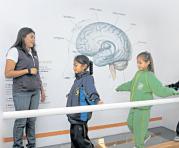 Niños y científicos tienen en común la curiosidad y ganas de saber más. Foto: Archivo / ÚN