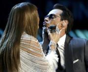 Jennifer López junto a Marc Anthony durante le entrega de premios Grammy. Foto: AFP