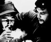 Esta foto de archivo tomada en la década de 1960 muestra entonces el primer ministro cubano Fidel Castro (L) encendiendo un cigarro mientras escucha el argentino Ernesto Che Guevara. El revolucionario cubano Fidel Castro murió el 25 de noviembre de 2016 e